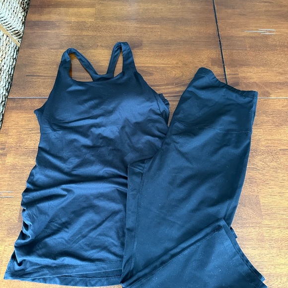 Maternity old navy active set of 3 pants 1 top - Picture 3 of 5